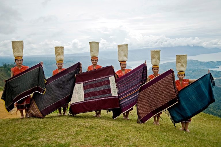 Tapanuli,Utara,,Indonesia,-,April,15,,2016:,Indonesian,Women,Wear