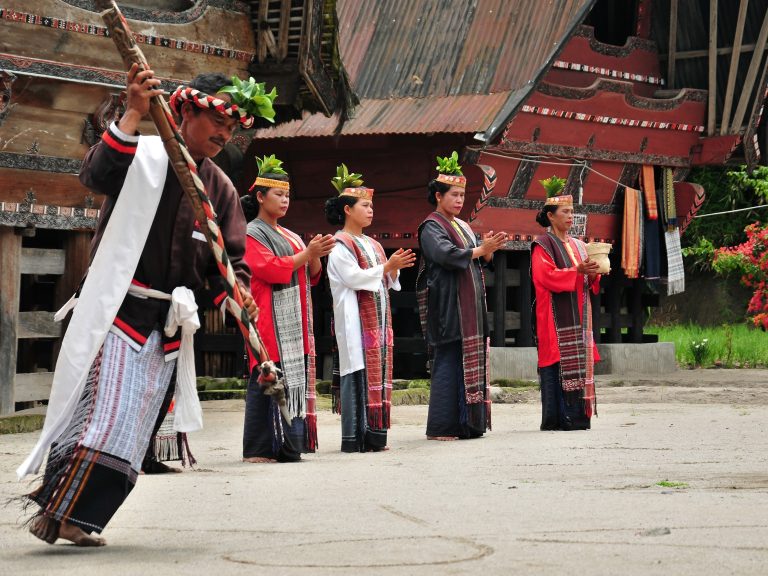 Traditional,Batak,Dancers,With,Sigale-gale,Dolls,,Musicians,On,The,Balcony