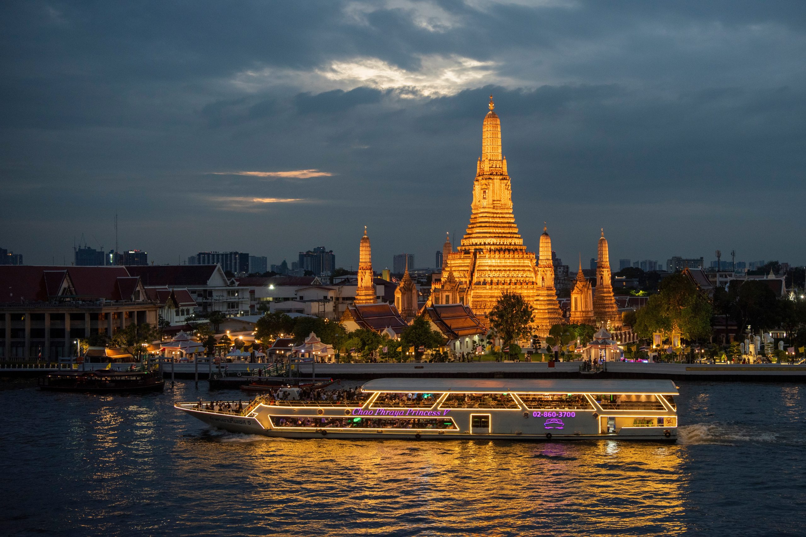 Cruise,Boat,At,Wat,Arun,At,Chao,Phraya,River,In