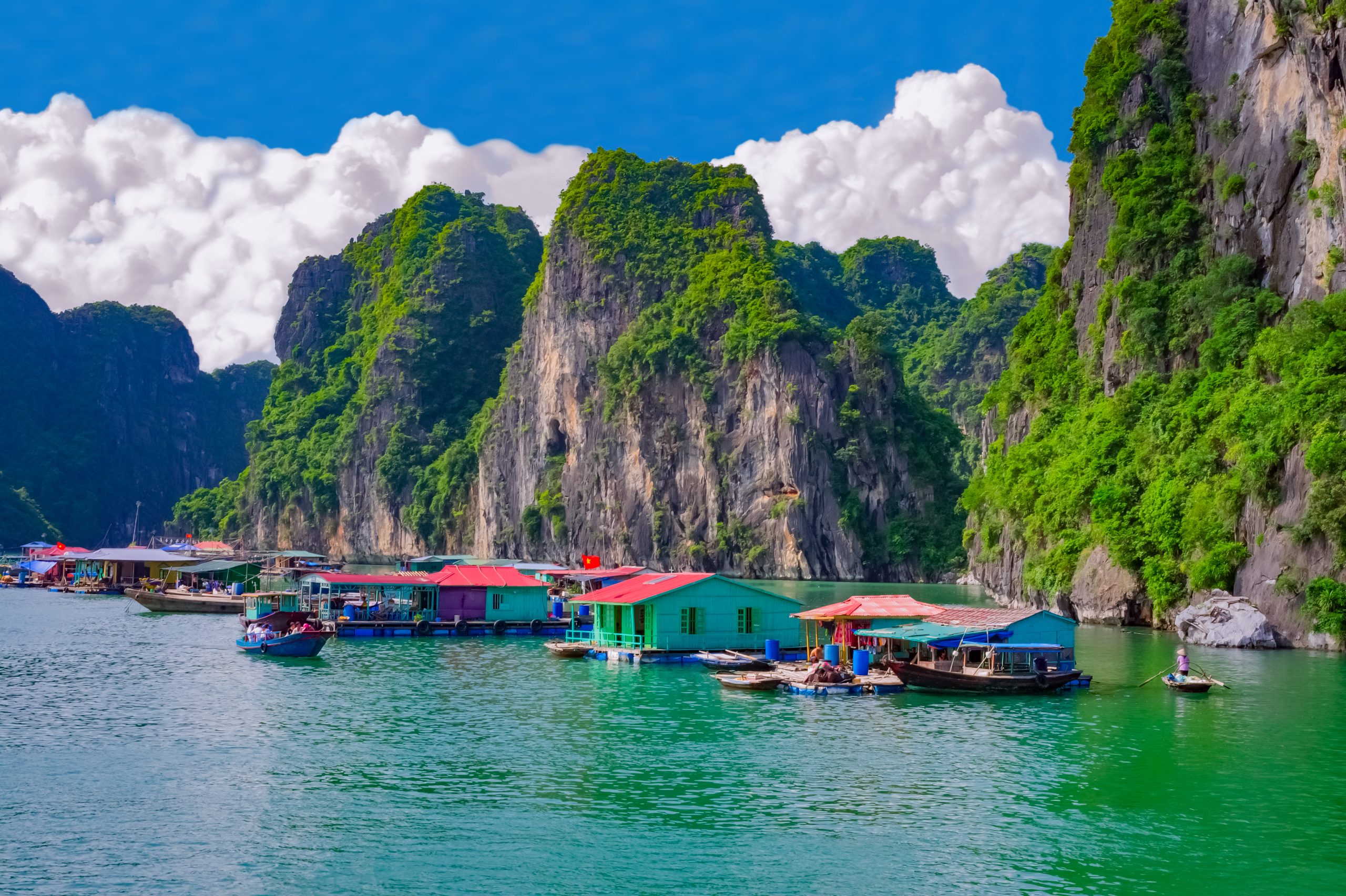 Floating,Fishing,Village,Near,Rock,Islands,In,Halong,Bay,,Vietnam,