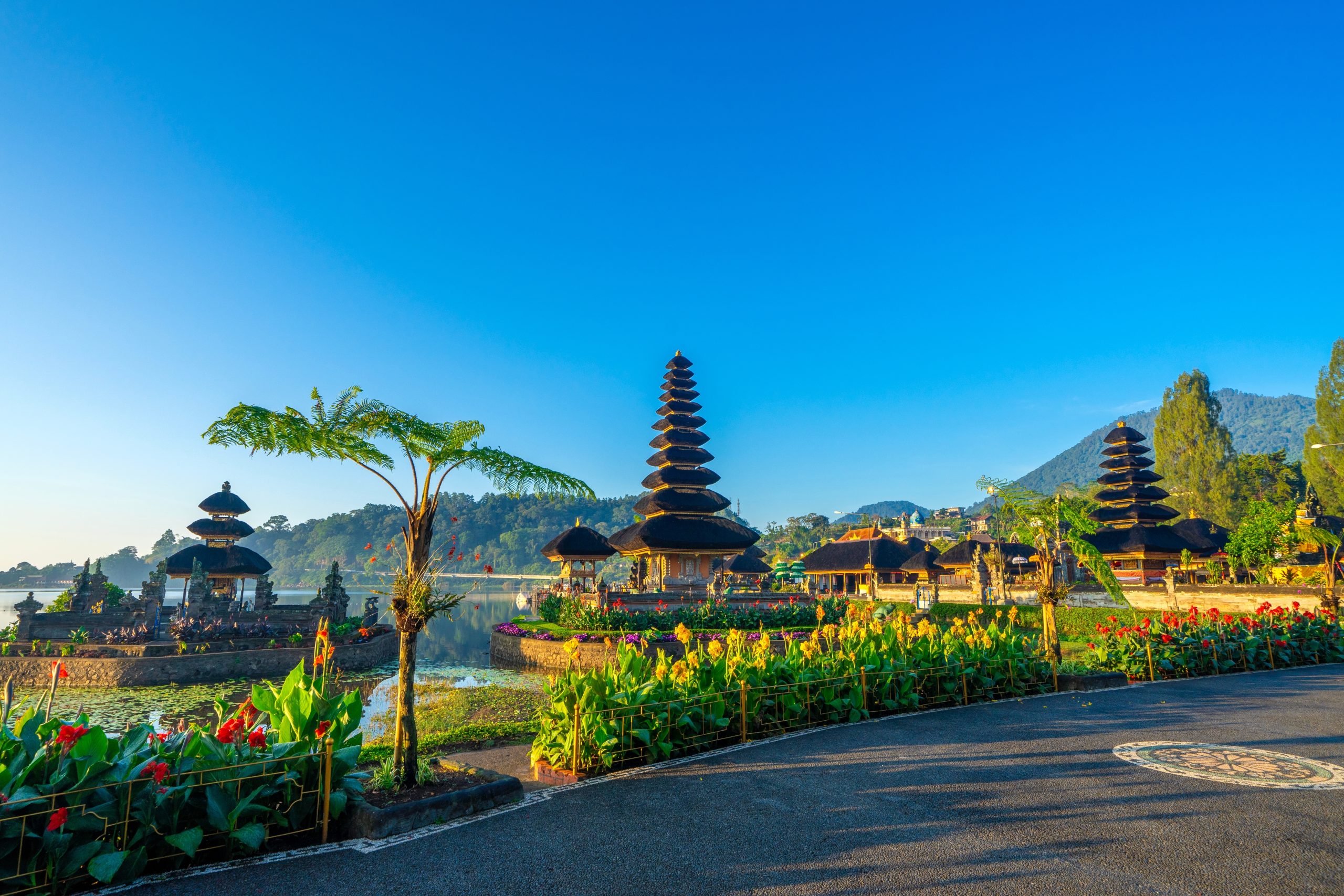 Ulun,Danu,Temple,Bratan,Lake,In,The,Morning,At,Bedugul,