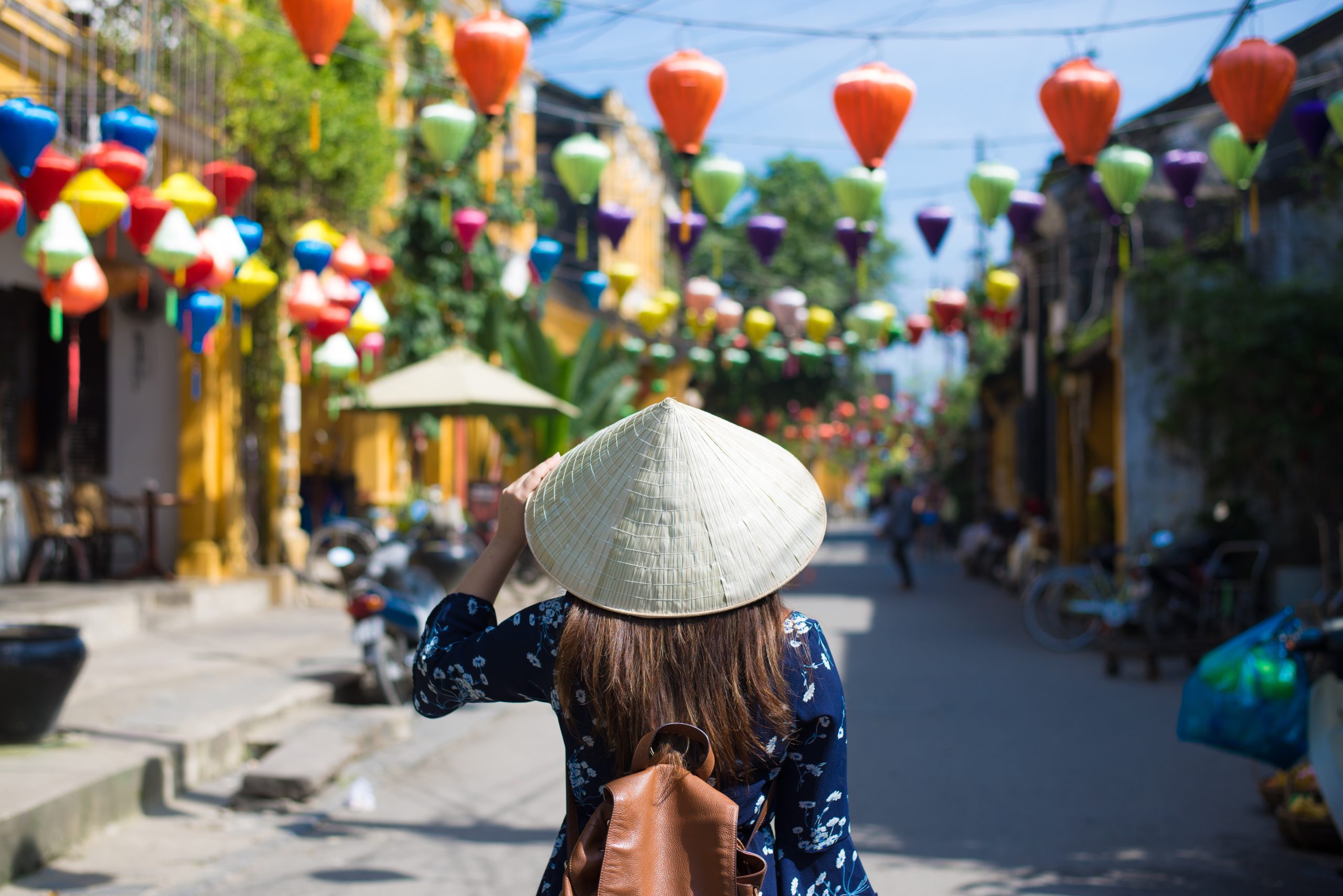 Tourist,Woman,Is,Wearing,Non,La,(vietnamese,Tradition,Hat),And