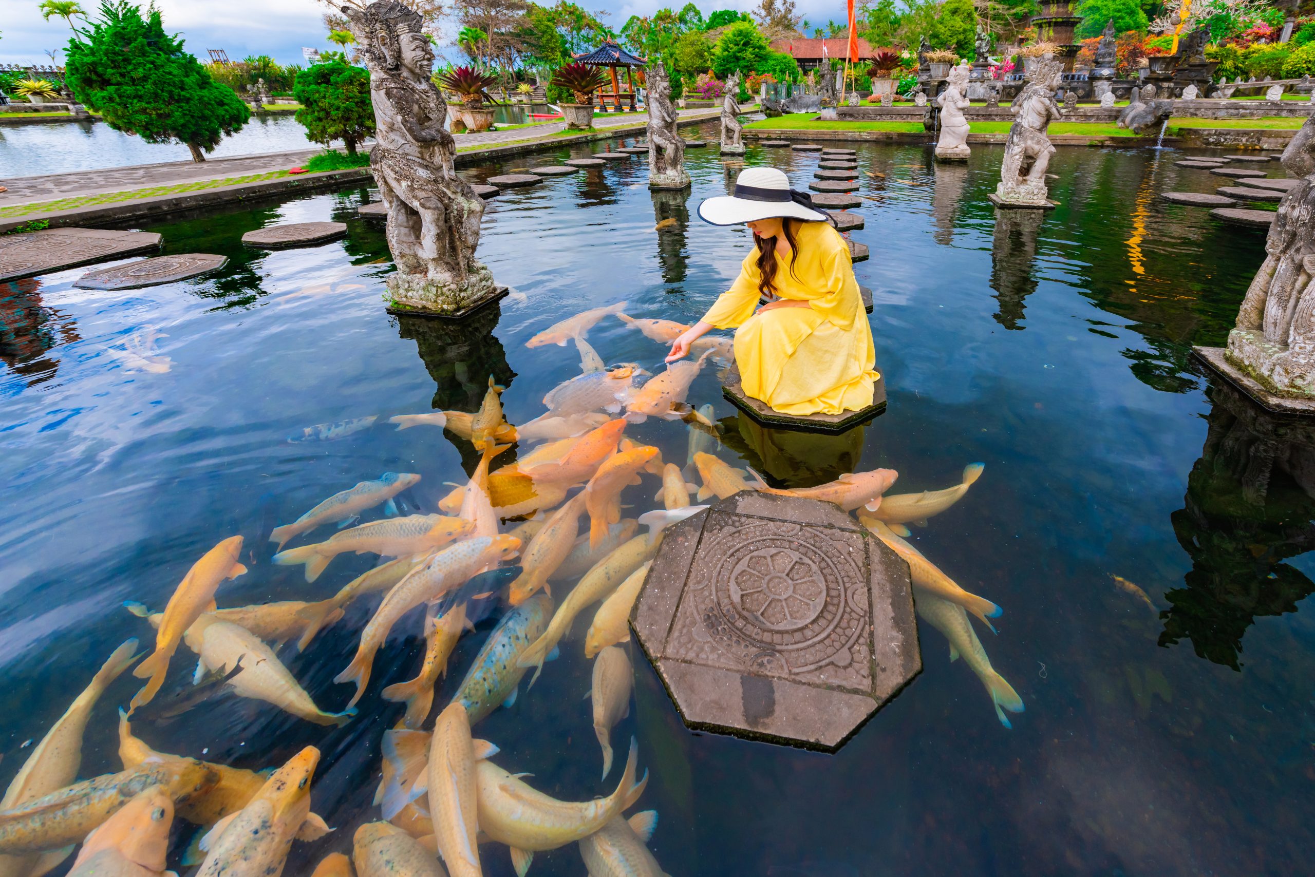 Woman,Wearing,Yellow,Dresses,To,Feed,Koi,Fish,In,Taman