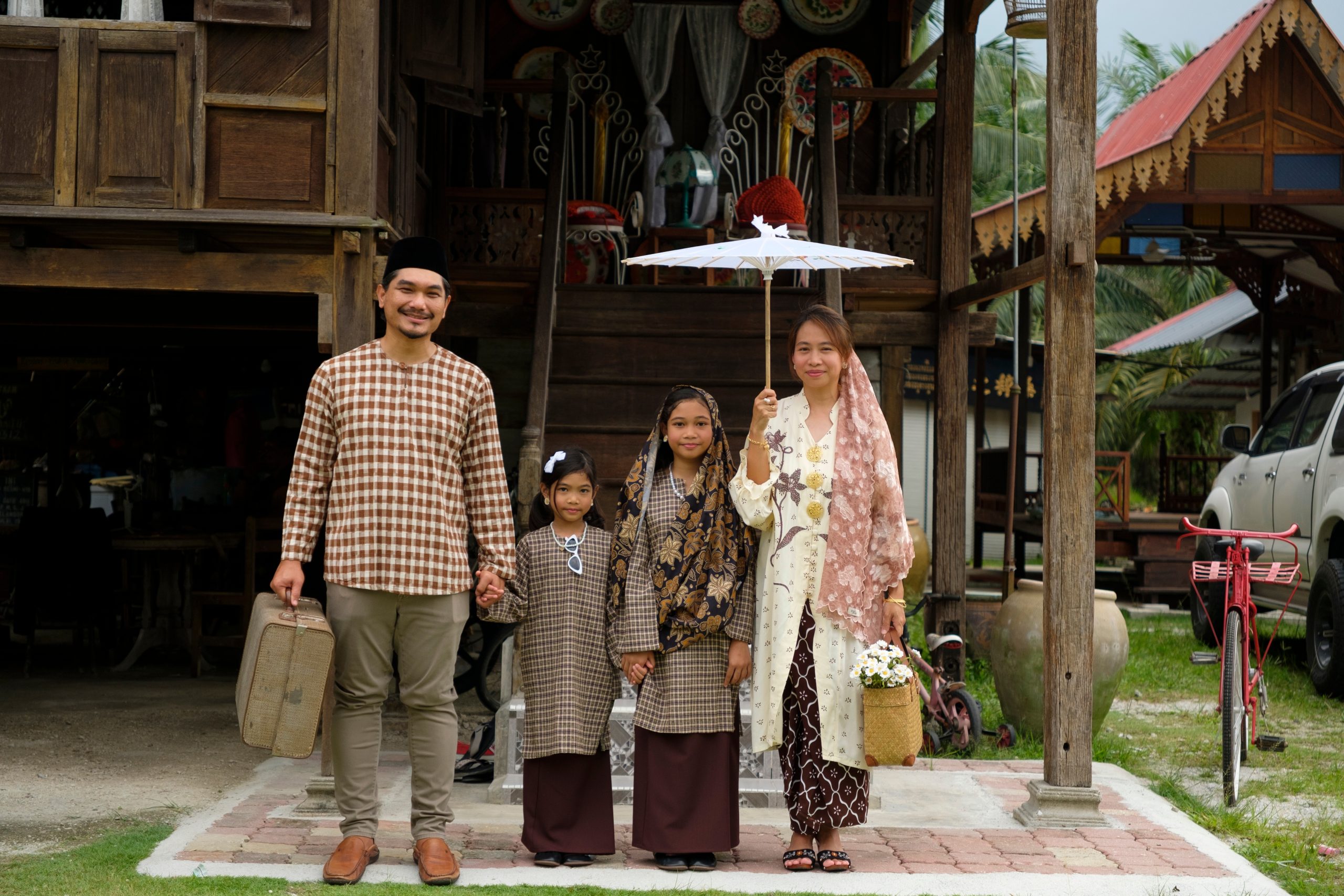 A,Happy,Malay,Family,In,Traditional,Attire,Posing,In,Front