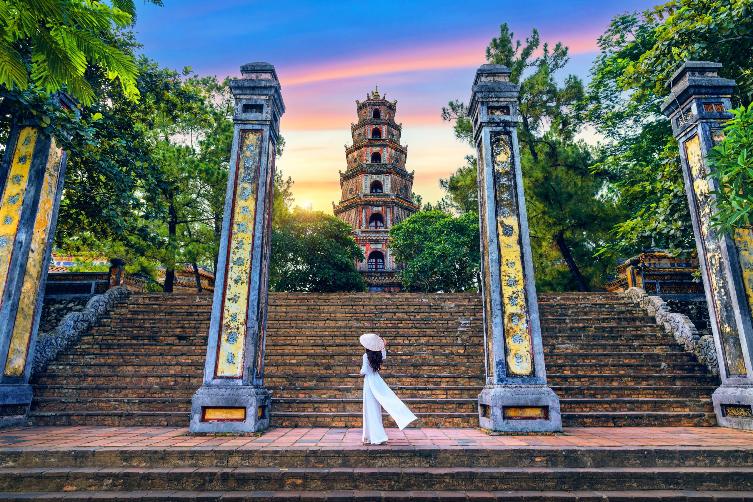 Tourists,Visit,Around,The,Thien,Mu,Pagoda,,Hue,In,Vietnam.