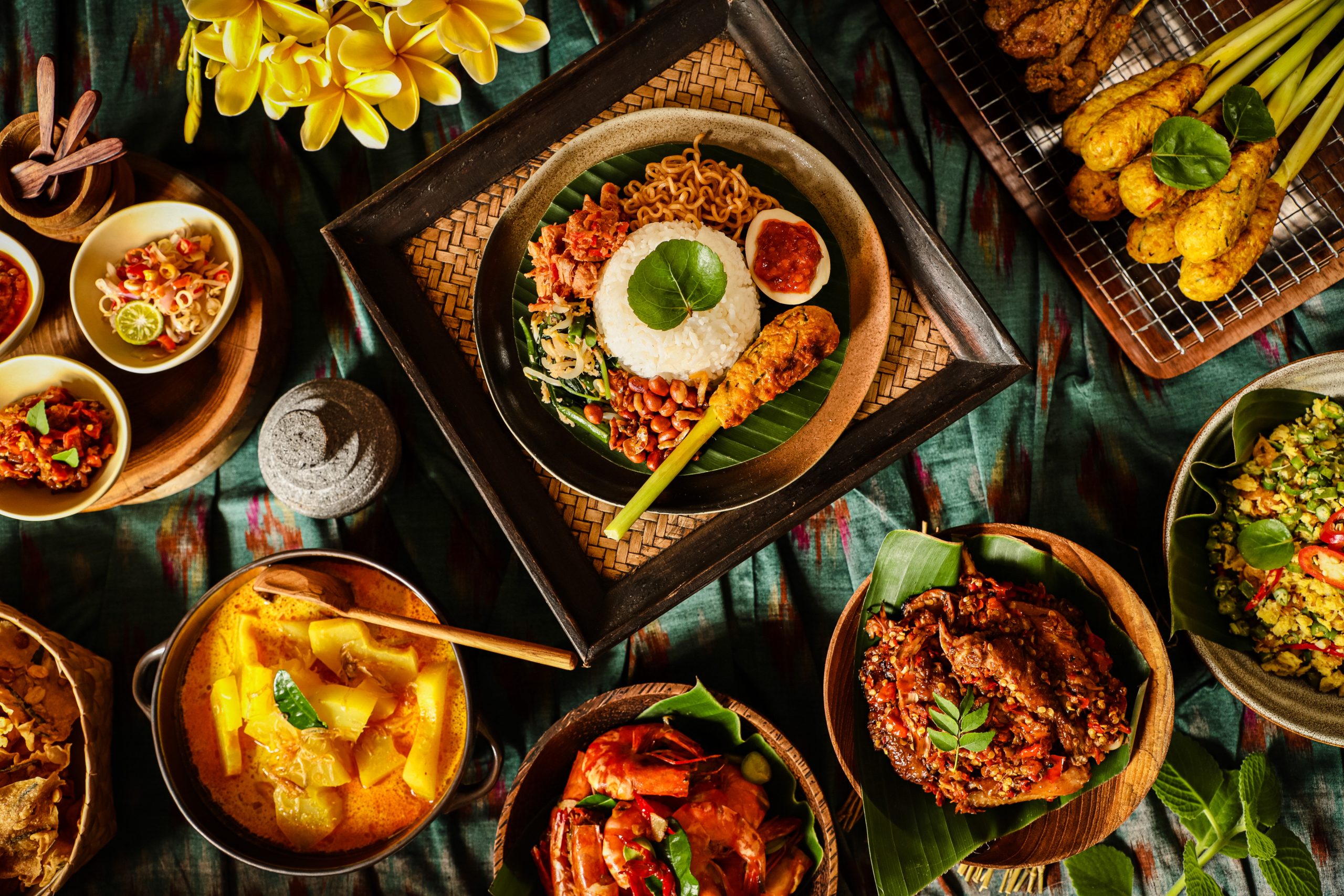 Nasi,Campur,Bali.,Balinese,Meal,Of,Steamed,Rice,With,Chicken,